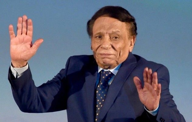 شاهد .. صورة نادرة لـ عادل إمام تجمعه بعدد من الممثلين