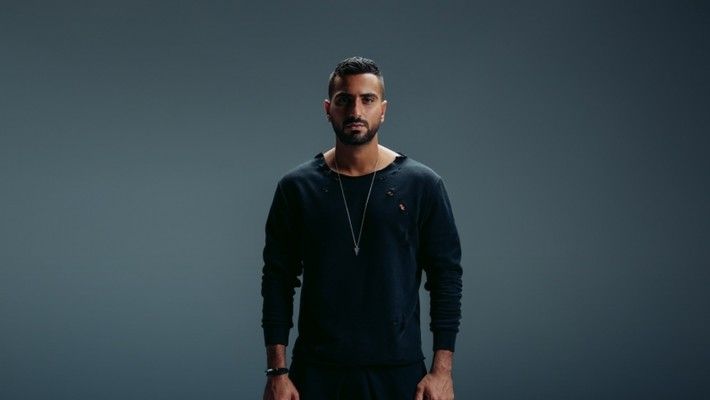 شاهد .. محمد الشرنوبي يطرح أغنيته الجديدة "أنا بيكي"