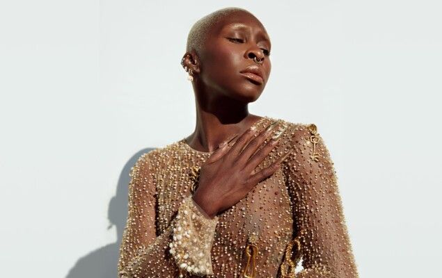 شاهد .. سينتيا إيريفو إمرأة تجسد دور المسيح .. وموجة غضب عالمية