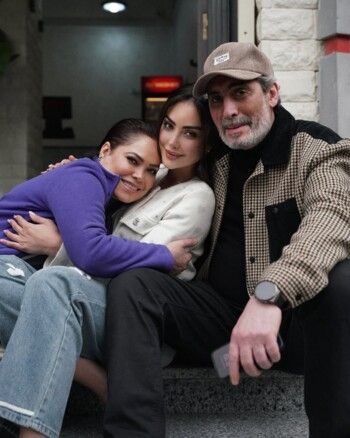 شاهد .. بالصور- نور الغندور تطل إلى جانب والديها.. و شبه كبير بينها و بين أمها