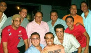 شاهد .. صورة نادرة لـ عادل إمام تجمعه بعدد من الممثلين