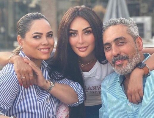 شاهد .. بالصور- نور الغندور تطل إلى جانب والديها.. و شبه كبير بينها و بين أمها