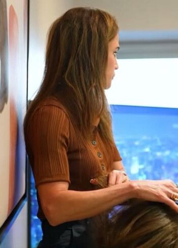 شاهد .. الملكة رانيا تتألق بإطلالة كاجوال راقية خلال استقبالها حفيدتها