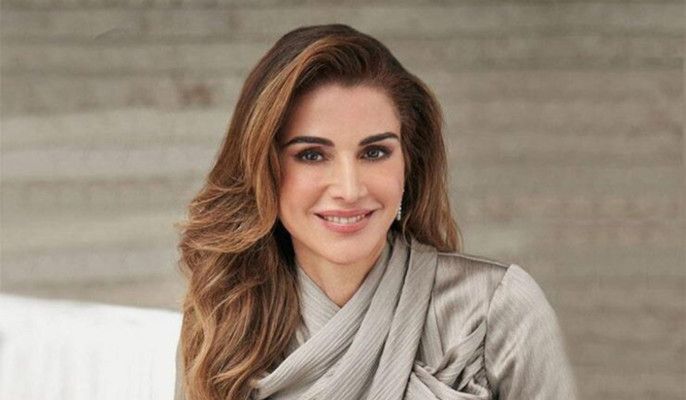 شاهد .. الملكة رانيا تتألق بإطلالة كاجوال راقية خلال استقبالها حفيدتها