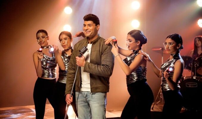 شاهد .. أحمد فتحي يطلق أغنيته الجديدة بأجواء رومنسية وايقاعية