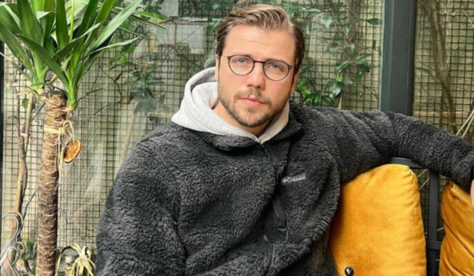 شاهد .. تولغا ساريتاش يتعرض لحادث سير مروع أثناء ذهابه للتصوير