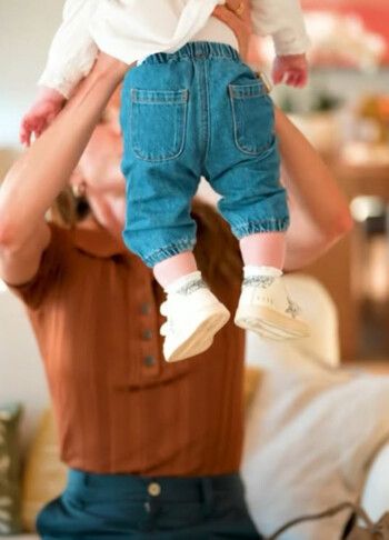 شاهد .. الملكة رانيا تتألق بإطلالة كاجوال راقية خلال استقبالها حفيدتها