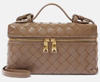 شاهد .. الملكة رانيا تتألق بإطلالة كاجوال راقية خلال استقبالها حفيدتها