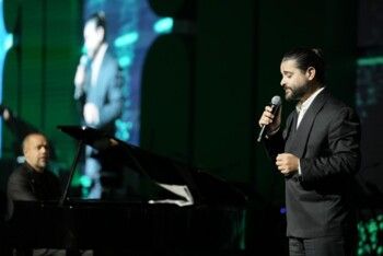 شاهد .. ناصيف زيتون يضيء سماء الدوحة في Mentor Arabia Gala Dinner بأداء استثنائي -بالصور