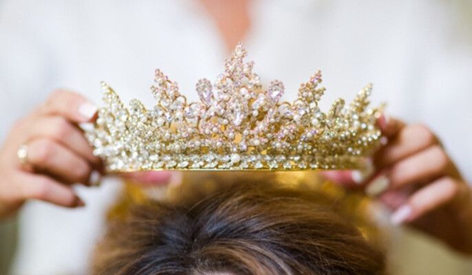 شاهد .. ملكة جمال تلقى حتفها في حادث سير مأساوي