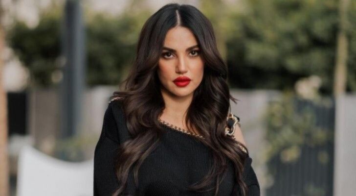 شاهد .. بفستان خيالي.. درة التونسية تخطف القلوب بأنوثتها