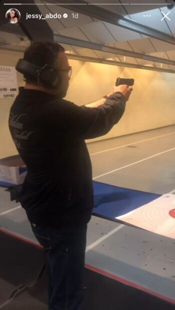 شاهد .. جيسي عبدو تستعرض مهارة زوجها مفيد الرفاعي بالرماية