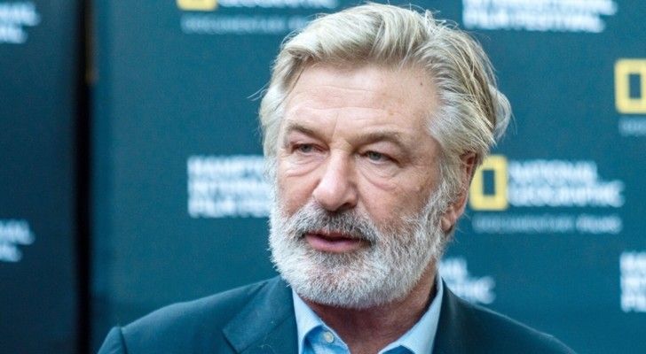 شاهد .. أليك بالدوين يكشـ ـف عن معاناته النفسية بعد قتـ ـله مصورة فيلمه بالخطأ