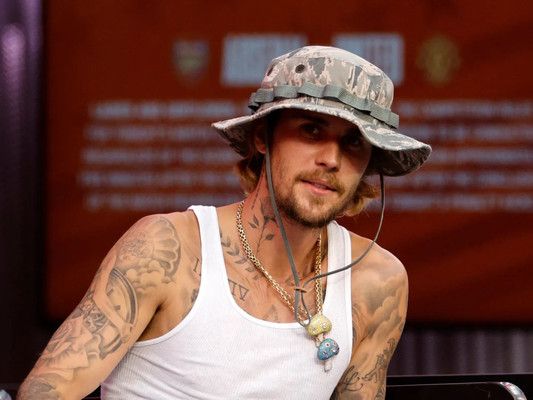 شاهد .. جاستين بيبر يلغي متابعة هذا المغني!