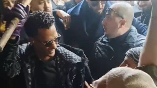 "بنحبك يا رمضان".. آلاف الجماهير يلتفون حول محمد رمضان في محطة رمسيس(فيديو)