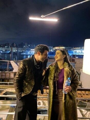 شاهد .. غزل متبادل بين هدى الإتربي وأحمد كشك في كواليس "العتاولة 2"