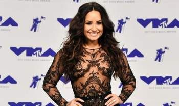 شاهد .. بيلا ثورن وديمي لوفاتو وآرون كارتر وغيرهم.. نجوم صدموا الجمهور وكشفوا ميولهم الثنائية الجـ ـنس!