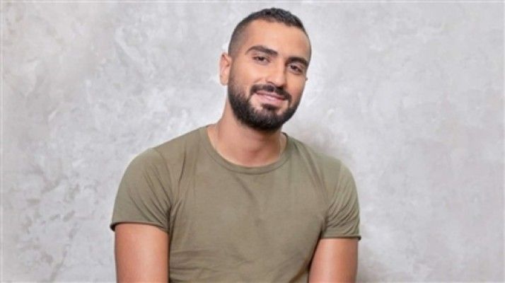 شاهد .. محمد الشرنوبي يطل برفقة والدته من أمام الكعبة الشريفة.. والشبه بينهما واضح