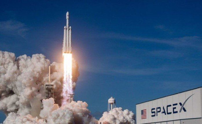 "سبيس إكس" الأمريكية تطلق 22 قمرا جديدا من طراز "ستارلينك" إلى الفضاء