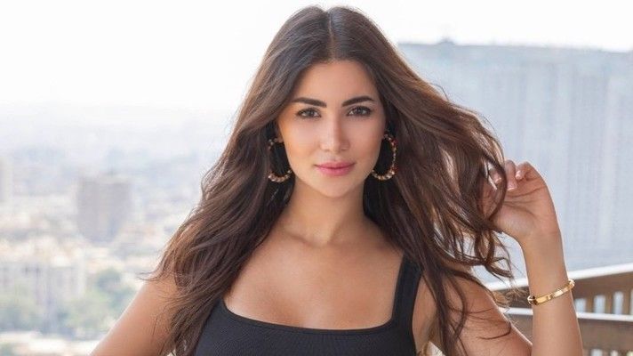 شاهد .. غزل متبادل بين هدى الإتربي وأحمد كشك في كواليس "العتاولة 2"