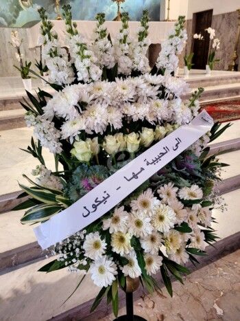 شاهد .. خاص بالصور- وصول جثمان مها بيرقدار إلى الكنيسة وتأثر والديها ورد ويوسف الخال