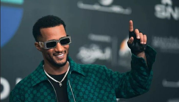 شاهد .. محمد رمضان يوزع رزما من الأموال في شوارع القاهرة