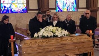 شاهد .. خاص بالصور- وصول جثمان مها بيرقدار إلى الكنيسة وتأثر والديها ورد ويوسف الخال