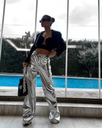 شاهد .. تيا ديب تخطف القلوب بجمالها في أحدث إطلالاتها.. إليكم سعر حقيبة يدها المرتفع