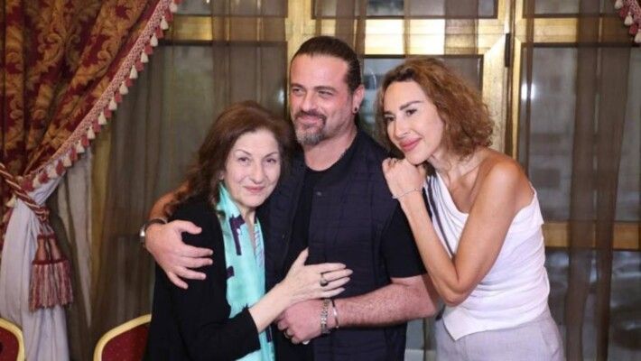 شاهد .. خاص بالصور- وصول جثمان مها بيرقدار إلى الكنيسة وتأثر والديها ورد ويوسف الخال