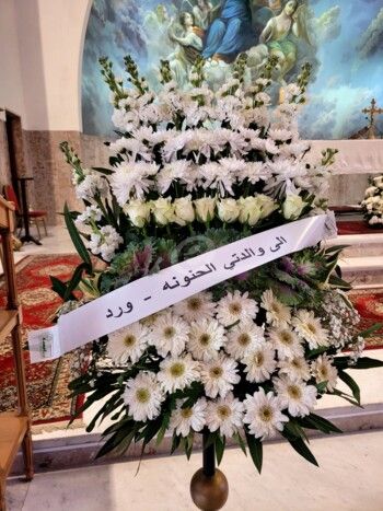 شاهد .. خاص بالصور- وصول جثمان مها بيرقدار إلى الكنيسة وتأثر والديها ورد ويوسف الخال