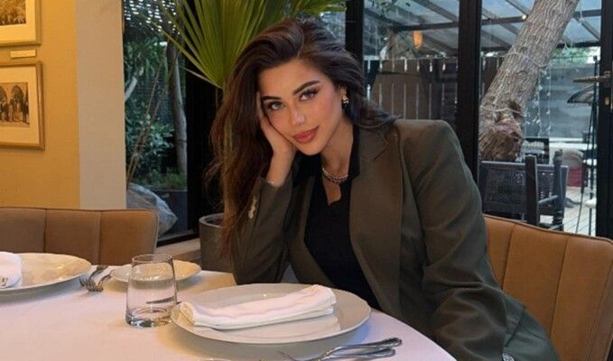 شاهد .. بالصور- بلوك كاجوال هادئ.. يارا السكري تستمتع بجولة في متحف اللوفر في باريس