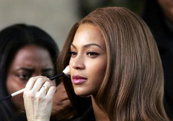 شاهد .. بيونسيه تُقاضي ريهانا!
