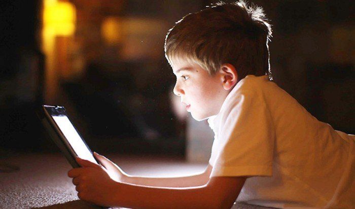 دراسة حديثة: ساعة واحدة يومياً أمام الشاشات تقصر نظر الطفل