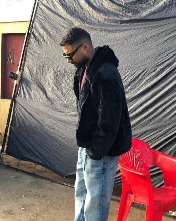 شاهد .. بشخصية "فارس ابو العزم".. كريم فهمي يطل على متابعيه من كواليس "وتقابل حبيب"