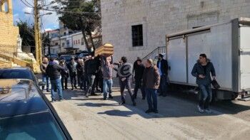 شاهد .. خاص بالصور- وصول جثمان مها بيرقدار إلى الكنيسة وتأثر والديها ورد ويوسف الخال