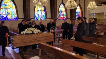 شاهد .. خاص بالصور- وصول جثمان مها بيرقدار إلى الكنيسة وتأثر والديها ورد ويوسف الخال