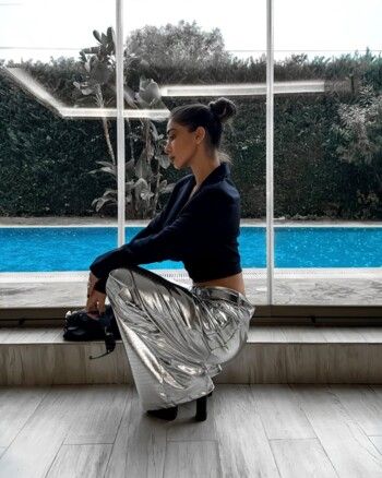 شاهد .. تيا ديب تخطف القلوب بجمالها في أحدث إطلالاتها.. إليكم سعر حقيبة يدها المرتفع