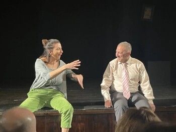 شاهد .. خاص - زينة دكاش : هذا هدفي من مسرحية " اللي شبكنا يخلصنا " .. ولذلك أطلت ماغي فرح في العمل