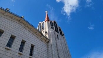 شاهد .. خاص بالصور- وصول جثمان مها بيرقدار إلى الكنيسة وتأثر والديها ورد ويوسف الخال