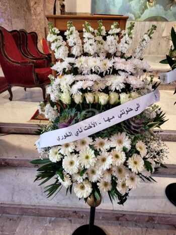 شاهد .. خاص بالصور- وصول جثمان مها بيرقدار إلى الكنيسة وتأثر والديها ورد ويوسف الخال