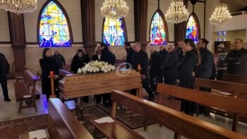 شاهد .. خاص بالصور- وصول جثمان مها بيرقدار إلى الكنيسة وتأثر والديها ورد ويوسف الخال