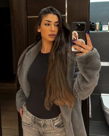 شاهد .. إبنة نوال الزغبي تخطف الأنظار بإطلالة صيفية وسط الشتاء