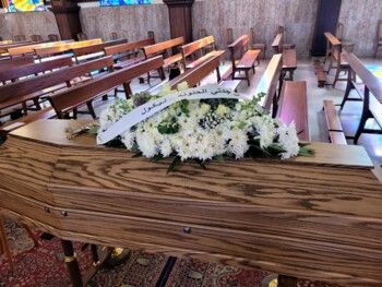 شاهد .. خاص بالصور- وصول جثمان مها بيرقدار إلى الكنيسة وتأثر والديها ورد ويوسف الخال