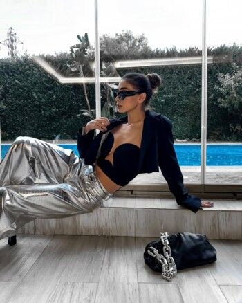 شاهد .. تيا ديب تخطف القلوب بجمالها في أحدث إطلالاتها.. إليكم سعر حقيبة يدها المرتفع