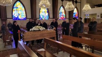 شاهد .. خاص بالصور- وصول جثمان مها بيرقدار إلى الكنيسة وتأثر والديها ورد ويوسف الخال