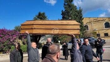 شاهد .. خاص بالصور- وصول جثمان مها بيرقدار إلى الكنيسة وتأثر والديها ورد ويوسف الخال