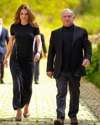 شاهد .. الملكة رانيا تلفت الأنظار بإطلالتها برفقة الملك عبد الله