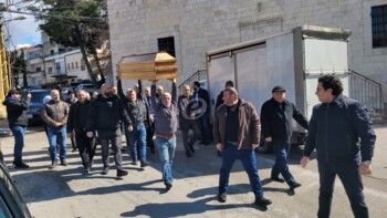 شاهد .. خاص بالصور- وصول جثمان مها بيرقدار إلى الكنيسة وتأثر والديها ورد ويوسف الخال