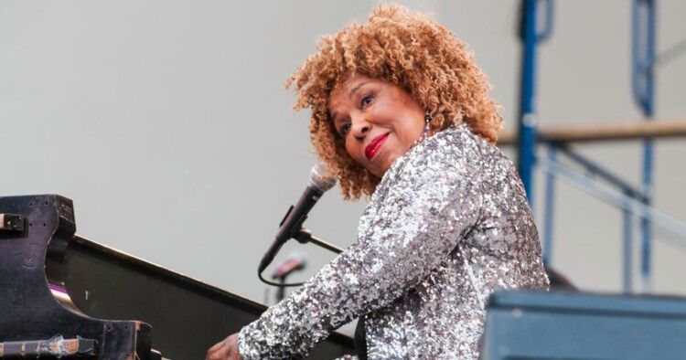 شاهد .. وفاة الفنانة الأميركية روبرتا فلاك عن عمر يناهز الـ 88 عاماً