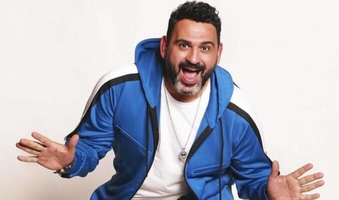 شاهد .. بالتعاون مع فرقة شارموفرز.. اكرم حسني يطرح شارة مسلسله "الكابتن" "زامباهولا"